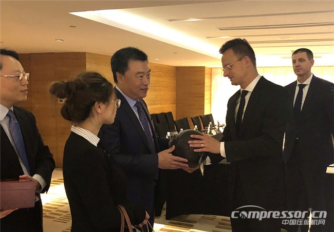 匈牙利外交与对外经济部部长会见曹克坚董事长一行